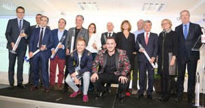 Fernando Riaño (de pie, a la izquierda), junto al resto de premiados, mostrando los trofeos que les acreditan como galardonados