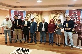 Foto de familia de los ganadores y autoridades a la finalización del torneo