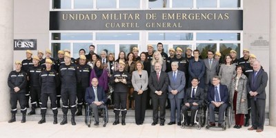 Foto de familia del presidente del CERMI con la ministra, autoridades y miembros de la UME, a las puertas de la Unidad en Torrejón