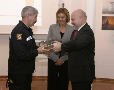 Luis Cayo Pérez (a la derecha) entrega el premio al director de la UME, en presencia de la ministra De Cospedal