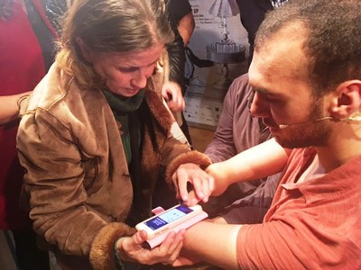 Magia de cerca: Mahdi realiza un truco con un teléfono móvil junto a una afiliada de la ONCE 