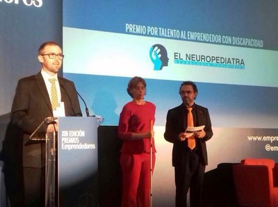 Manuel Antonio Fernández se dirige a los asistentes tras recoger el premio