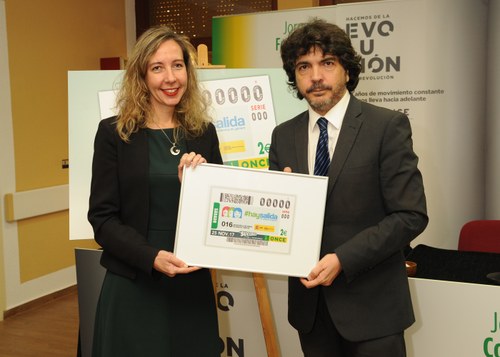 Patricia Sanz y Mario Garcés muestran el cupón dedicado