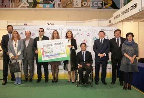 Personalidades en el acto de inauguración de Tifloinnova con la réplica del cupón dedicado el pasado domingo 19 de noviembre