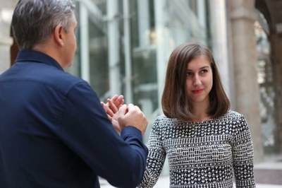 Sandra dialoga con su mediador Javier Gutiérrez