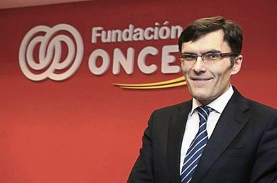 Alberto Durán, con el logotipo de Fundación ONCE al fondo