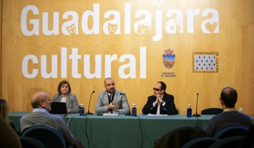 De izquierda a derecha, Carmen Fernández, Aarón Sanz y José Martínez, en la mesa presidencial del acto