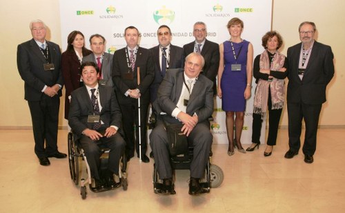 Los premiados, junto a las autoridades y representantes de la ONCE