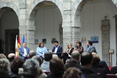 Mesa de debate con participación de los parlamentarios cántabros