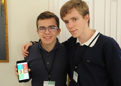 Miguel Coello y Gonzalo Fuentes posan felices con su proyecto Metrociego