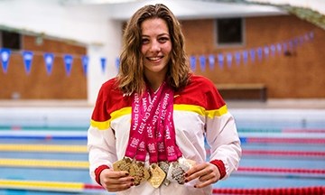 Nuria Marqués sonríe feliz con sus medallas conquistadas en México