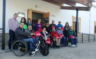 Participantes en el test a la Vía Verde de la Sierra, antes de arrancar el recorrido