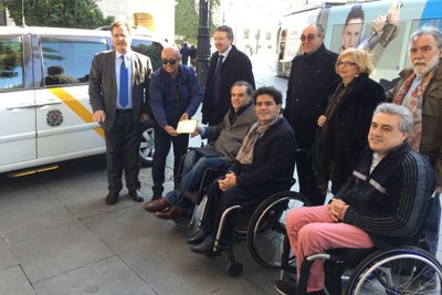 Presentación del informe en Sevilla, en la que se entregó una placa al primer Eurotaxi en la ciudad que mantiene su licencia desde 1992 