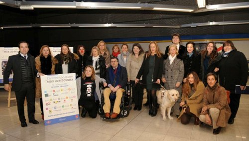 Representantes locales y de las distintas entidades implicadas en el proyecto solidario junto a Matilde Casas y su perro guía en el metro madrileño