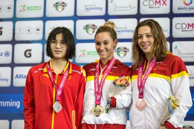 Sarai Gascón, con su oro en los 100 libres, junto a la nadadora china que ganó la plata y Nuria Marqués (bronce)