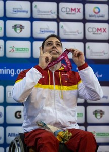 Toni Ponce mira al cielo con su oro en braza colgado al cuello