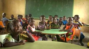 Un grupo de pequeños escolares guineanos atiende en el aula