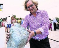 Tony Govan con una de sus esculturas