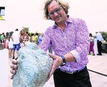 Tony Govan con una de sus esculturas