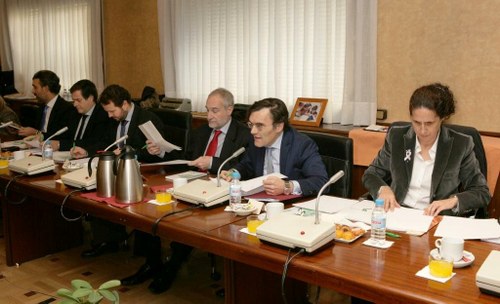Alberto Durán, segundo por la derecha, flanqueado por Ana Peláez y Juan Francisco Montalván 