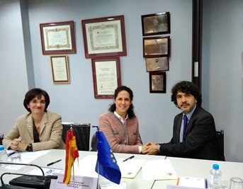 Ana Peláez y Mario Garcés se dan la mano tras la firma del acuerdo, en presencia de Pilar Villarino, de la FCM
