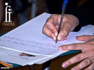 Cartel de FIAPAS con su logo y la imagen de un estudiante rellenando un examen