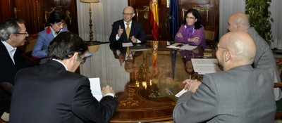 El ministro Montoro (al fondo), rodeado por los representantes del CERMI en la mesa de trabajo en el Ministerio