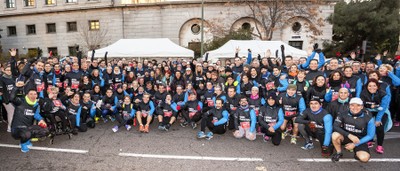 El multitudinario grupo de trabajadores que participó en la carrera posa al final del recorrido