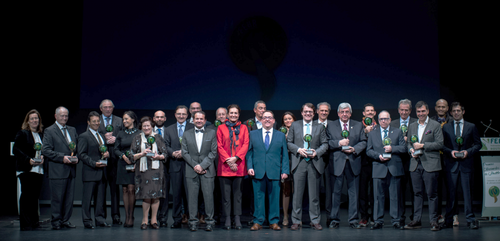 Foto de familia de los galardonados con los Premios FEHR de este año