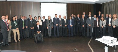 Foto de familia de los participantes en la Asamblea General, con el expresidente Zapatero en el centro