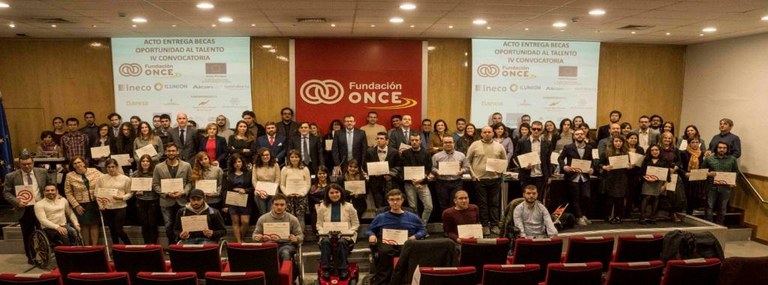 Foto de familia panorámica de los representantes institucionales y de los alumnos becados