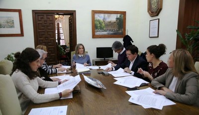 La alcaldesa Milagros Tolón (al fondo), reunida con su junta de gobierno municipal que acordó las distinciones