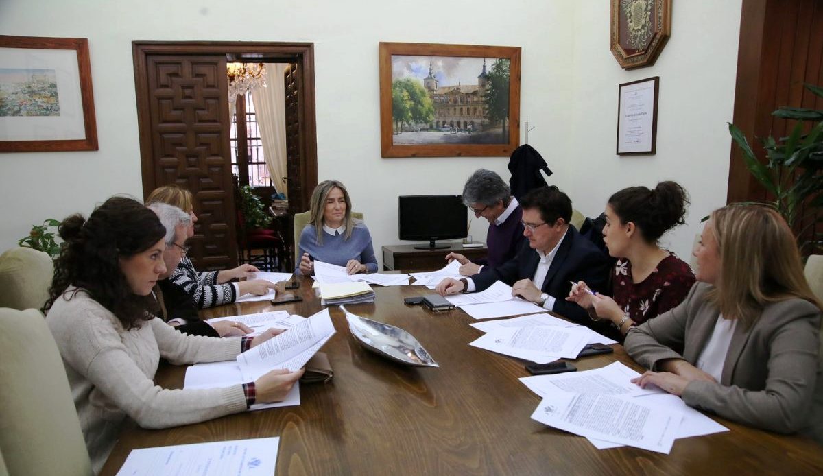 La alcaldesa Milagros Tolón (al fondo), reunida con su junta de gobierno municipal que acordó las distinciones