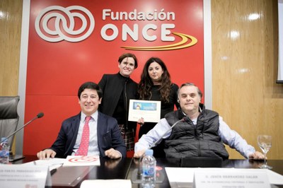 La profesora Elena Olmos recoge su distinción en presencia de Borja Fanjul (izquierda) y Jesús Hernández