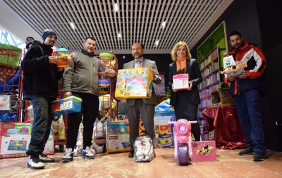 Responsables y trabajadores de ILUNION posan con algunos de los juguetes donados a Traperos de Emaús