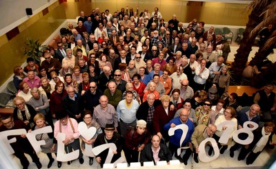 Todo el grupo de participantes en el Turno de Vacaciones junto a los responsables de la ONCE felicitando el nuevo año 2018