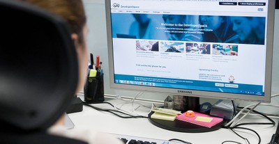 Una persona con discapacidad ante la pantalla del ordenador