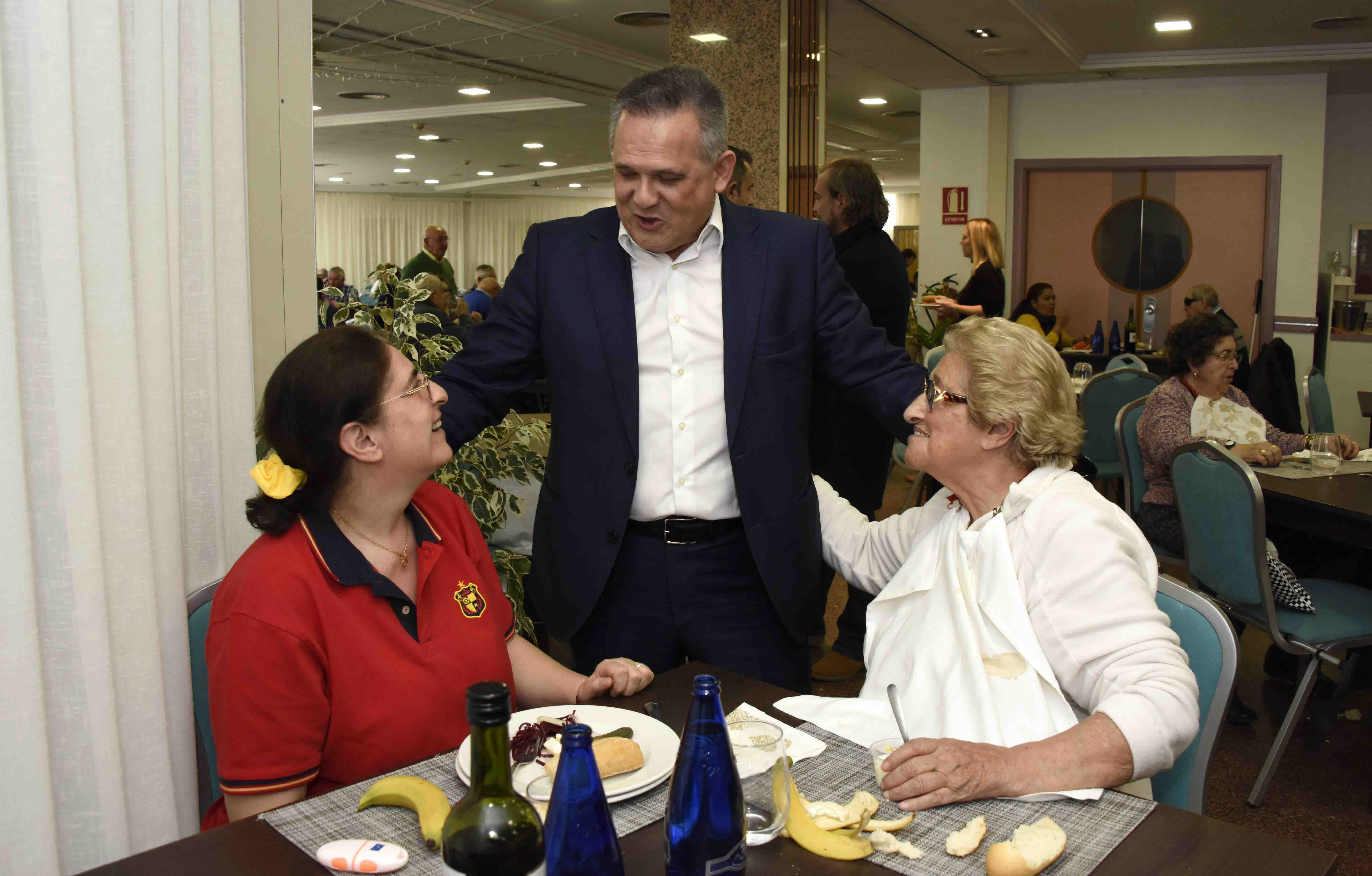 Ángel Luis Gómez  con dos de las participantes en el turno de vacaciones