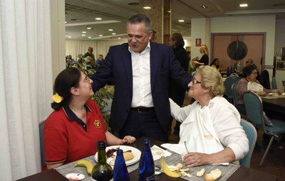 Ángel Luis Gómez  con dos de las participantes en el turno de vacaciones