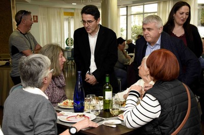 Andrés Ramos conversa con otras personas del grupo 