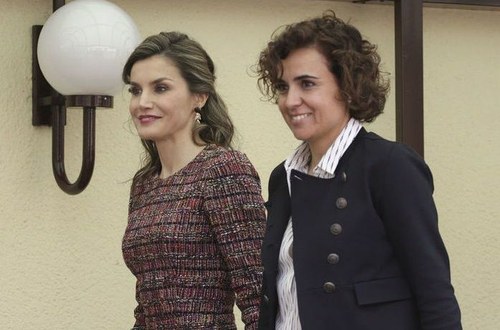 La reina Letizia y la ministra de Sanidad Dolors Montserrat en su reunión con el Real Patronato sobre Discapacidad el 21 de marzo de 2017 en Madrid