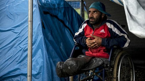 Refugiado con discapacidad (Foto Human Rights Watch)