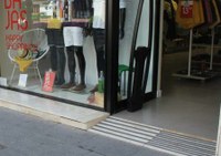 Entrada con rampa a un comercio