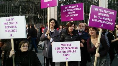 Representantes de la Fundación CERMI Mujeres en la marcha feminista de Madrid del 8 de marzo de 2017