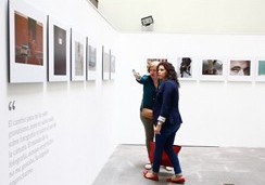 Dos jóvenes visitan la exposición de Cámara lúcida