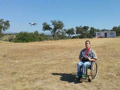 Germán Fisser, en silla de ruedas, pilotando un dron