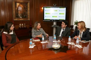 Andrés Ramos y Yosune Rodríguez (en el centro), junto a dos de sus colaboradoras, tras proceder a la firma