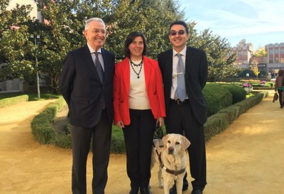 De izquierda a derecha, Jaime Grego, Cristina Lucchese (usuaria de perro guía) y Andrés Ramos, tras firmar el acuerdo