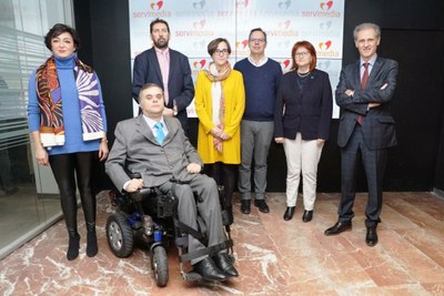 Foto de familia de los participantes en la mesa tras la celebración del debate
