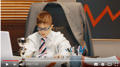 Imagen del spot: un niño haciendo el papel de un técnico administrativo